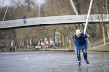 910705 Afbeelding van een schaatser op een bevroren Stadsbuitengracht ter hoogte van de Catharijnesingel te Utrecht, ...